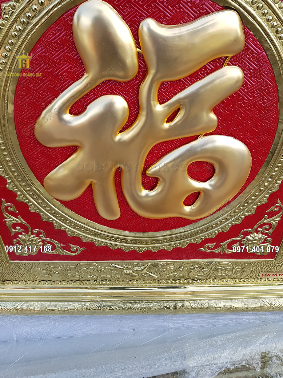 Chữ Phúc được chạm thúc bằng tiếng Hán, bề mặt dát vàng 9999 vô cùng đẹp
